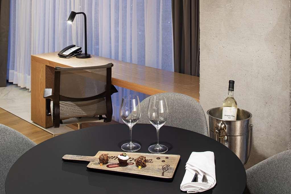 Hotel Galeria Plaza Monterrey Exterior foto A wine and cheese plate
