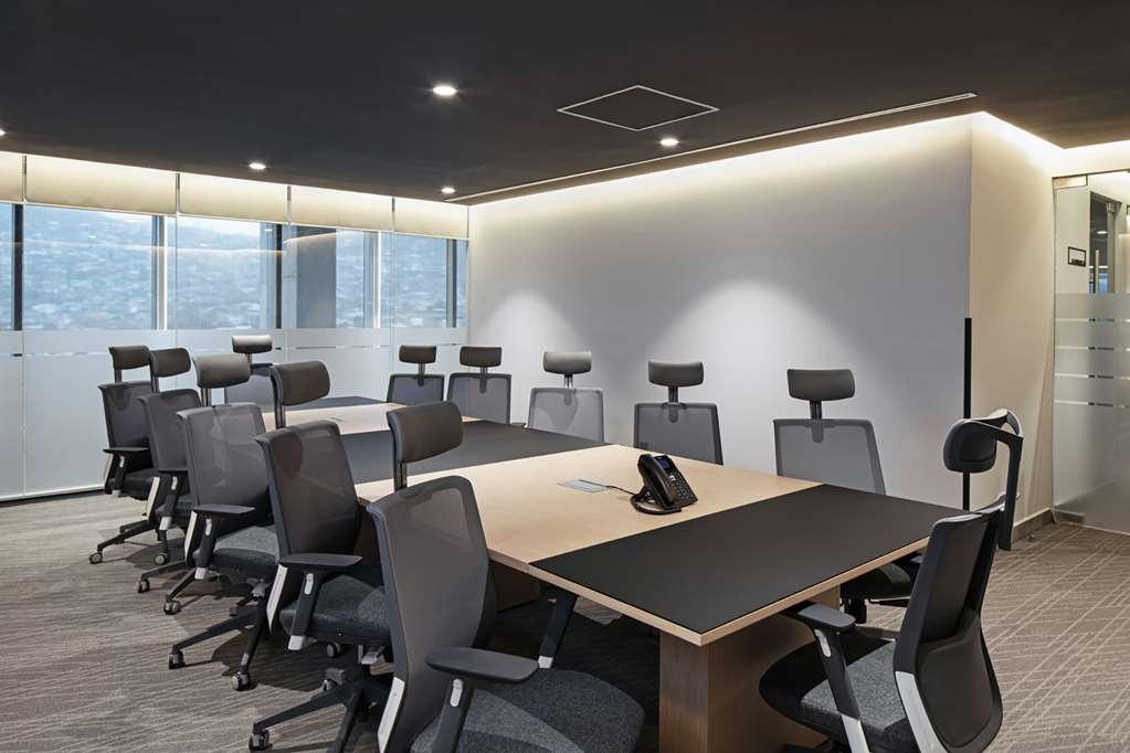 Hotel Galeria Plaza Monterrey Facilidades foto A typical meeting room