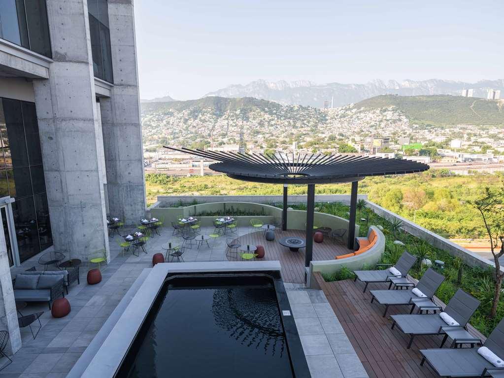 Hotel Galeria Plaza Monterrey Facilidades foto Rooftop pool at the hotel