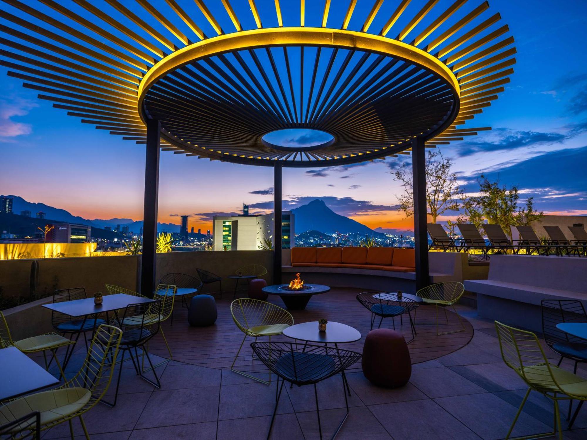 Hotel Galeria Plaza Monterrey Exterior foto Rooftop bar at the hotel
