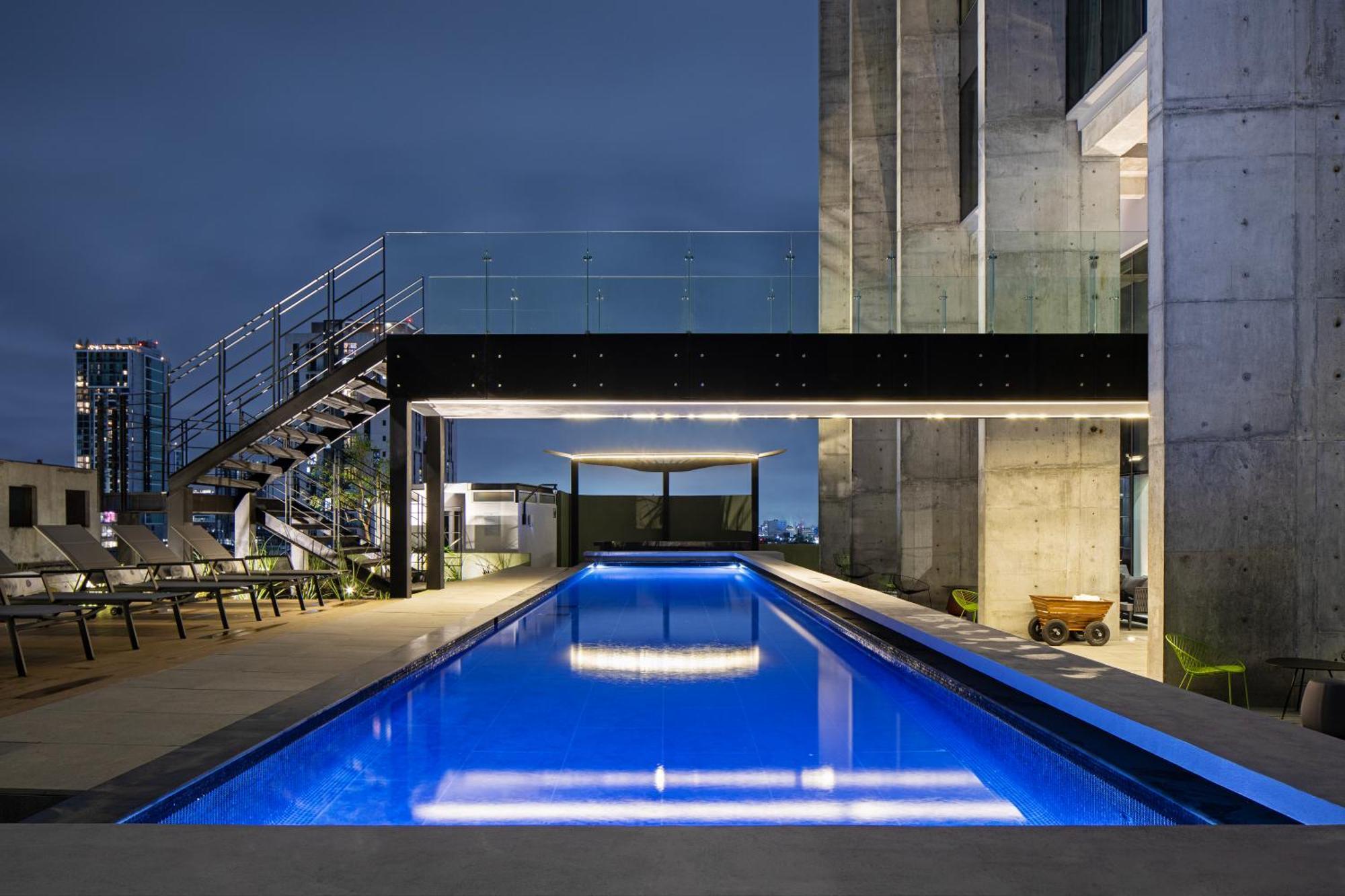 Hotel Galeria Plaza Monterrey Exterior foto The pool at the rooftop of the building