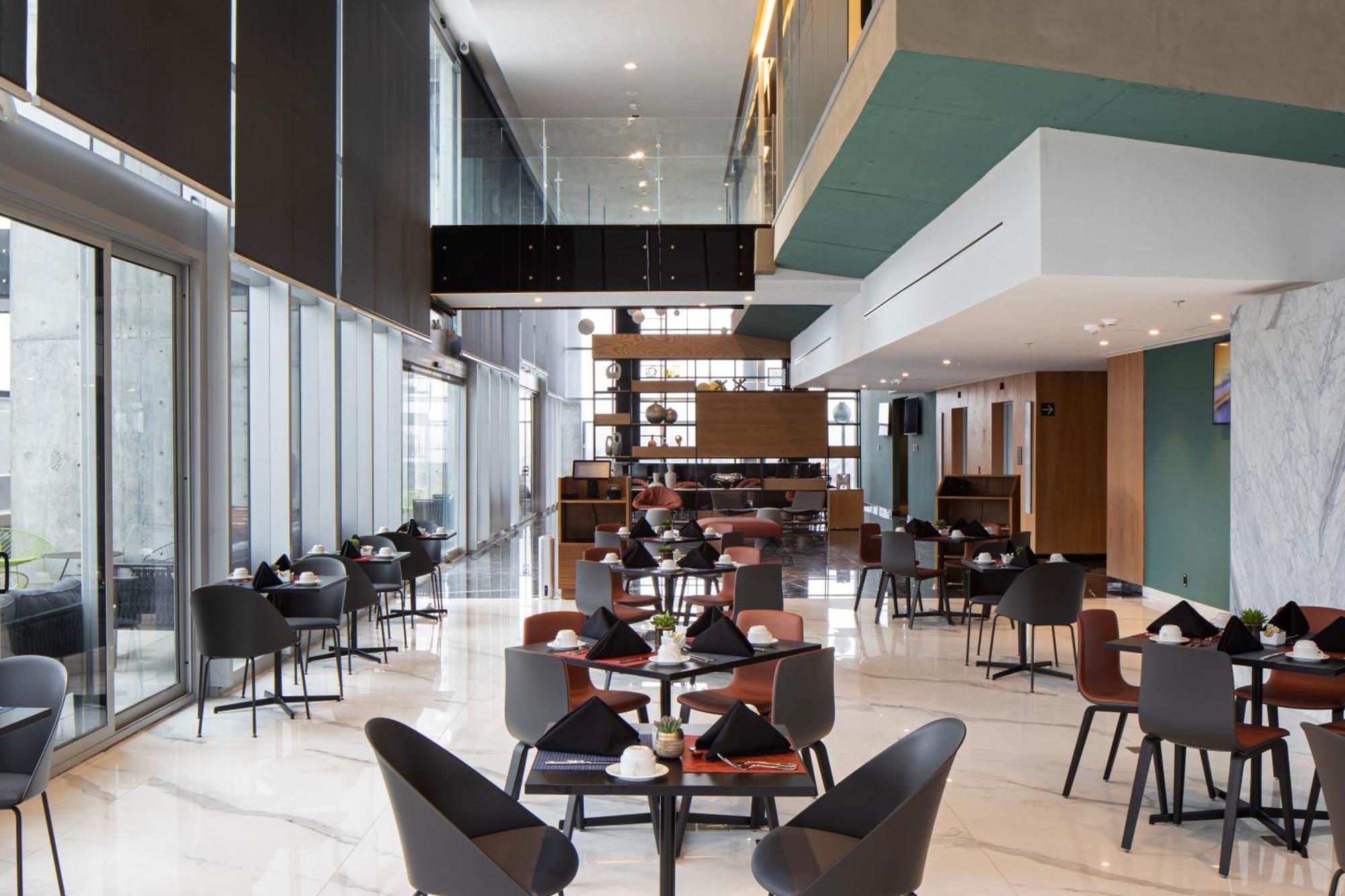 Hotel Galeria Plaza Monterrey Exterior foto The lounge at the airport