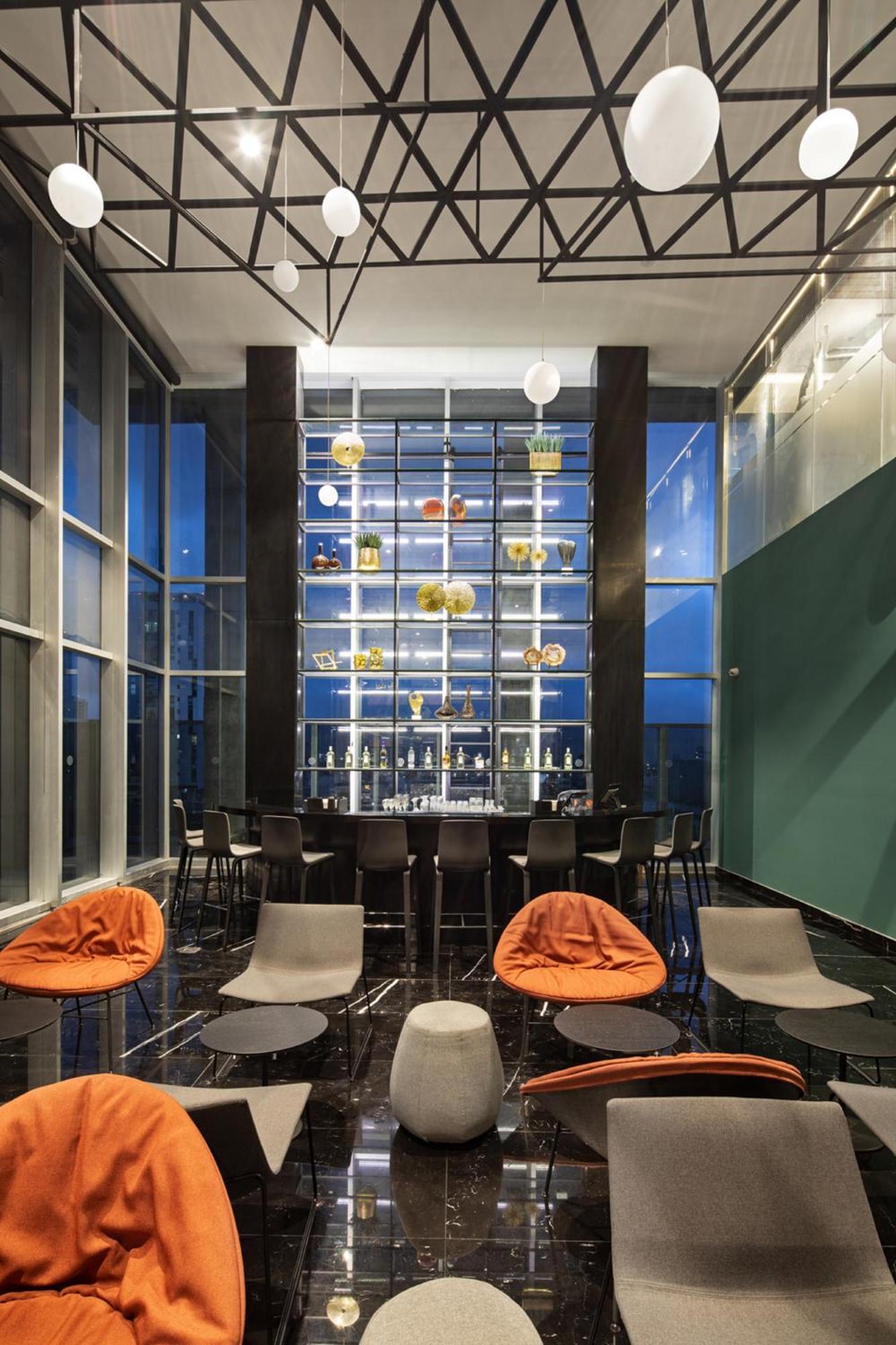 Hotel Galeria Plaza Monterrey Exterior foto The bar at the 10th floor