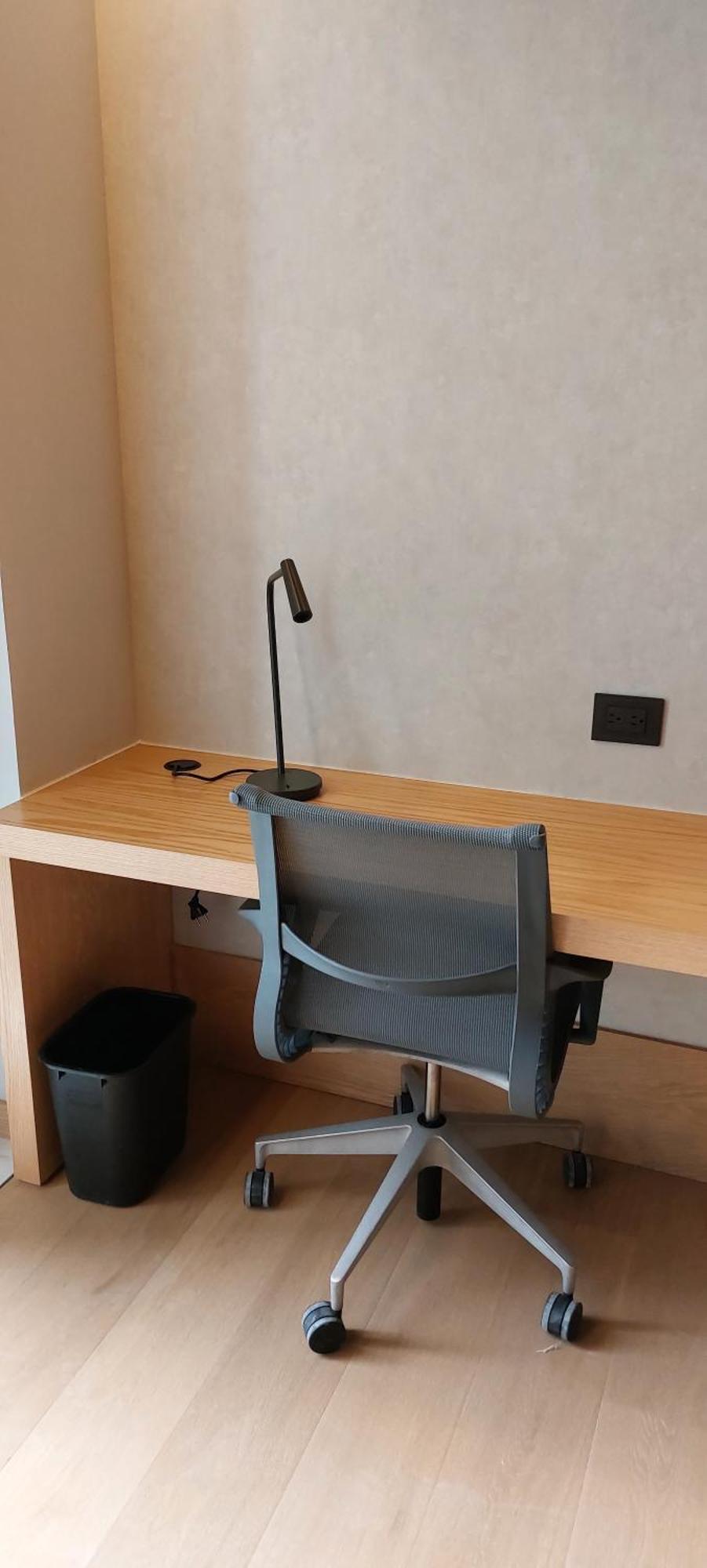 Hotel Galeria Plaza Monterrey Exterior foto A desk lamp