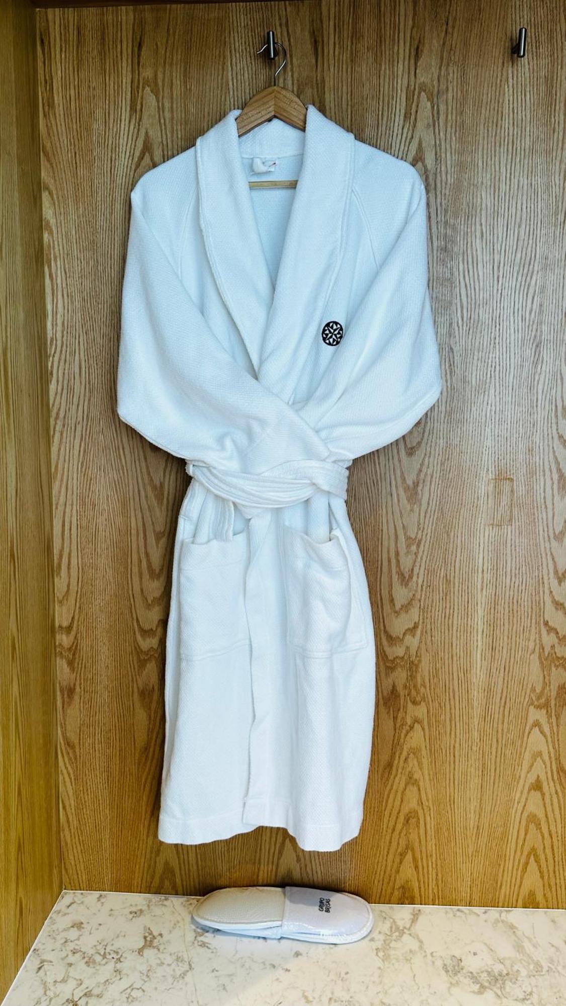 Hotel Galeria Plaza Monterrey Habitación foto A bathrobe
